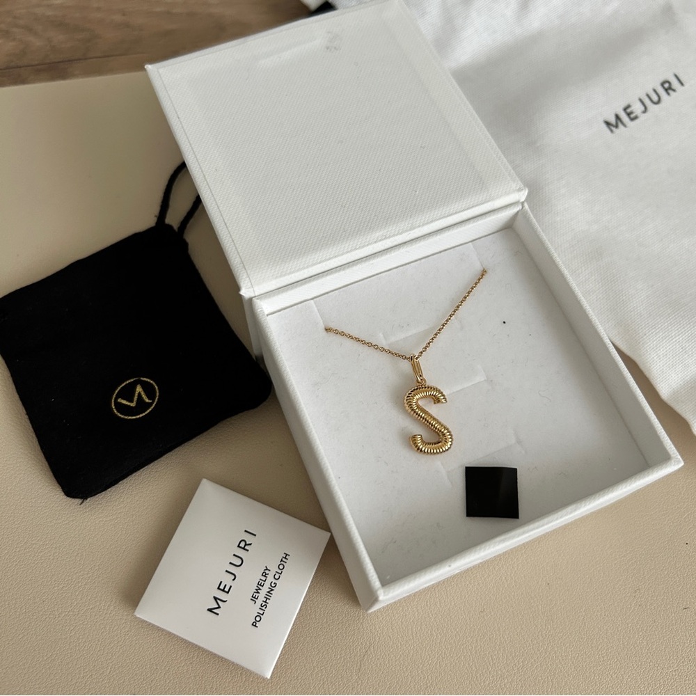 Mejuri Bold Letter Pendant Necklace
18k Gold Vermeil